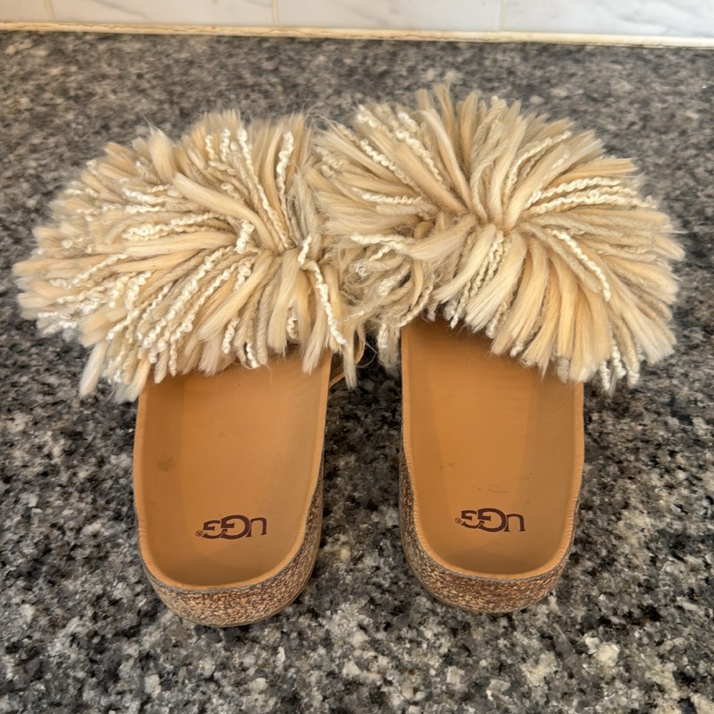 UGG CINDI SOFT OCHRE FLIP FLOPS - WOMEN'S 7 - Picture 3 of 4